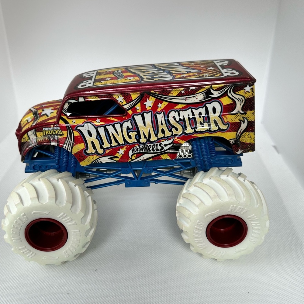 Hot Wheels Monster Truck Ring Master Vehicle, Multicolor with Giant Wheels